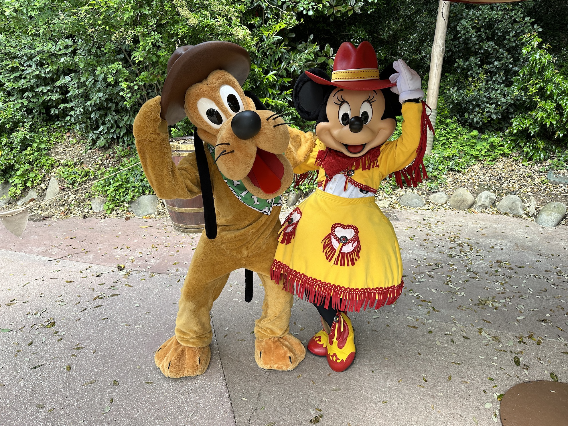 Pluto krijgt gethematiseerde outfit in Frontierland in het Disneyland Park