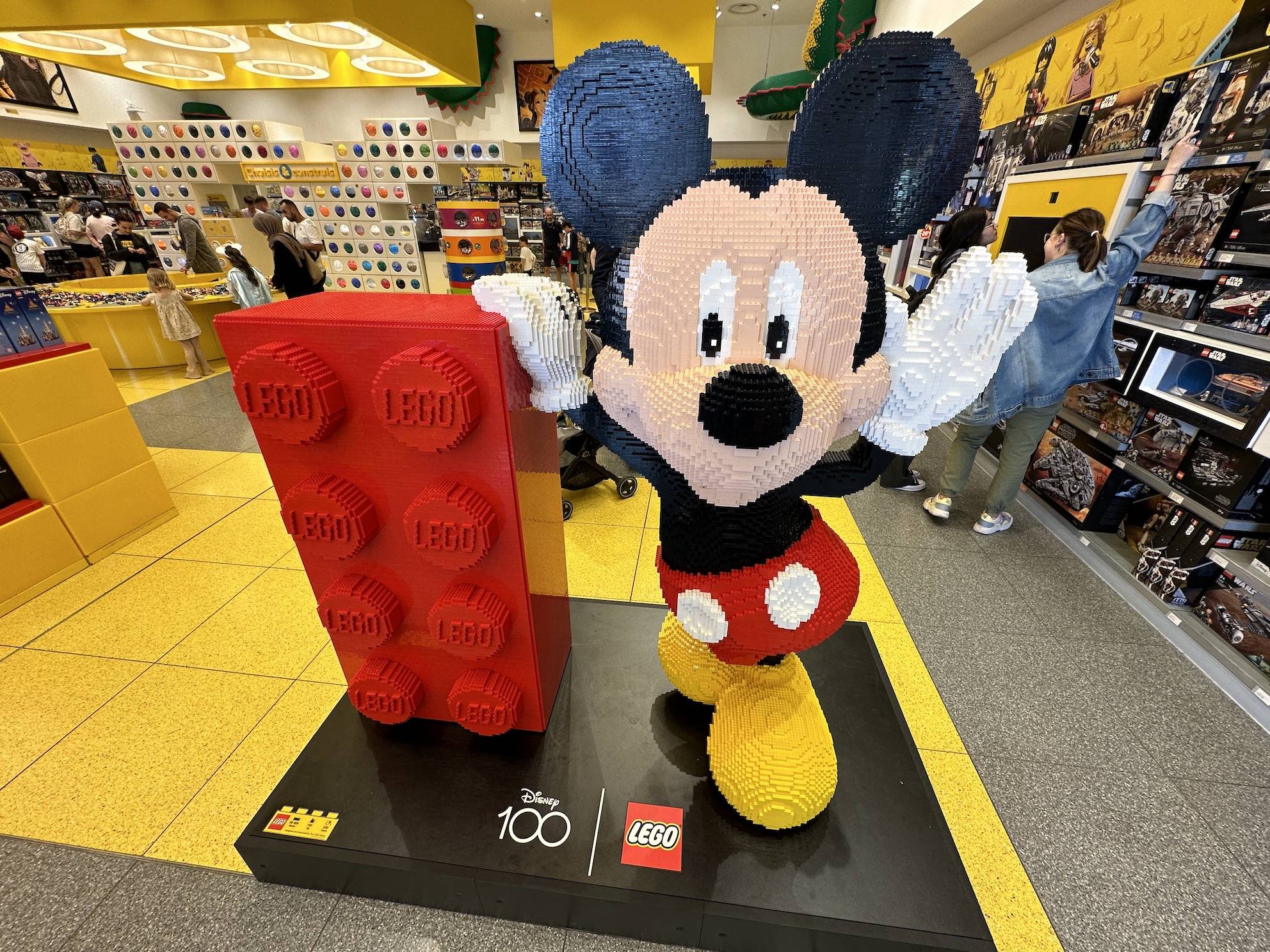 Nieuwe Disney100 LEGO display toegevoegd in Disney Village
